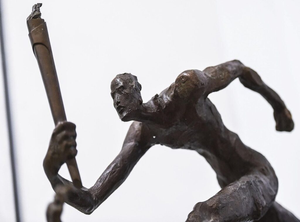 dextrose sa kamay ng babae